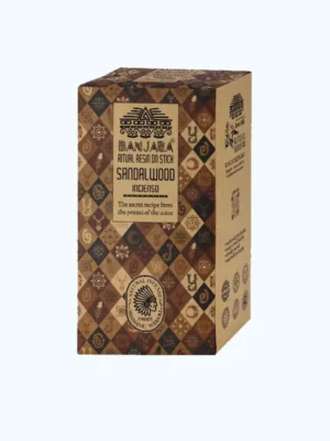 Incienso Sandalwood Banjara — resina ritual sobre varilla, diseño artesanal con motivos ancestrales, ideal para meditación, rituales y purificación energética