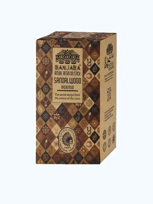 Incienso Sandalwood Banjara — resina ritual sobre varilla, diseño artesanal con motivos ancestrales, ideal para meditación, rituales y purificación energética