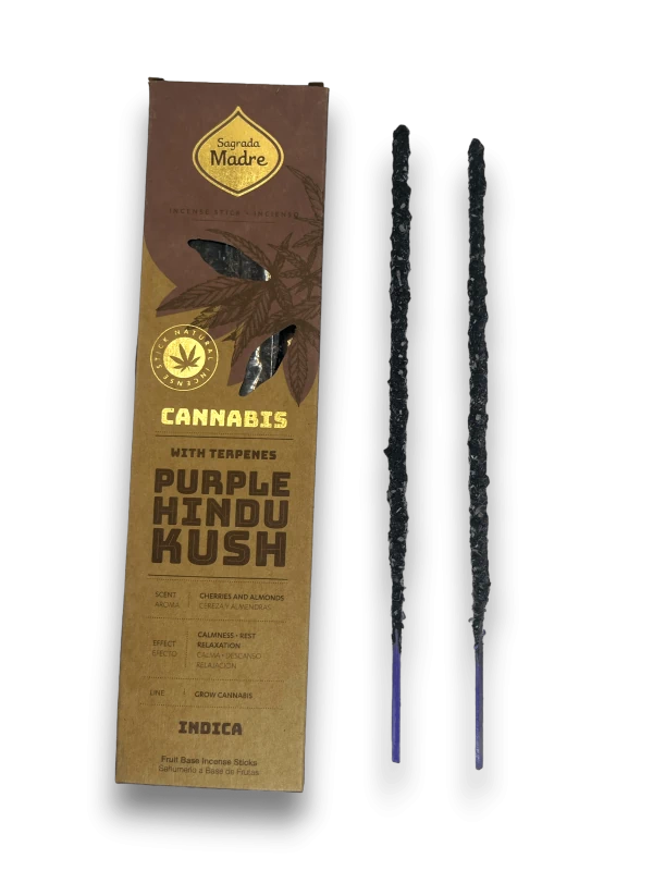 Varillas de incienso artesanal “Cannabis Purple Hindu Kush” de Sagrada Madre — con terpenos naturales que evocan aromas de cereza y almendra, ideales para inducir calma, descanso y relajación profunda. Hecho a base de frutas, sin THC ni sustancias psicoactivas. Perfecto para meditación, yoga o ambiente zen. Exclusivo en Incenseshop.online.