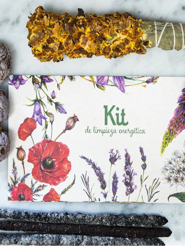 Kit de limpieza energética artesanal con salvia sagrada, varillas de incienso y bombitas purificadoras — ideal para despejar energías negativas, sanar espacios y preparar rituales. Presentado sobre mármol con ilustraciones florales, este set natural y sin químicos es perfecto para principiantes y practicantes. Disponible exclusivamente en Incenseshop.online.