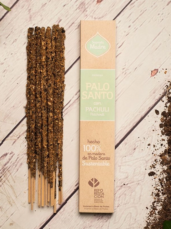 Varillas de incienso artesanal “Palo Santo con Pachulí” de Sagrada Madre — hechas al 100% con madera de Palo Santo sostenible y resina de pachulí. Ideal para meditación, limpieza energética, relajación profunda y rituales de bienestar. Presentadas sobre fondo de madera blanqueada con virutas naturales, sin químicos ni aditivos. Exclusivo en Incenseshop.online.