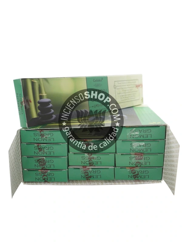 Caja de incienso de Aromaterapia Yerba de Limón abierta con producto en el interior copia aroma cítrico fresco y revitalizante que disipa la negatividad promueve la claridad mental y eleva el estado de ánimo ideal para rituales de limpieza purificación y enfoque