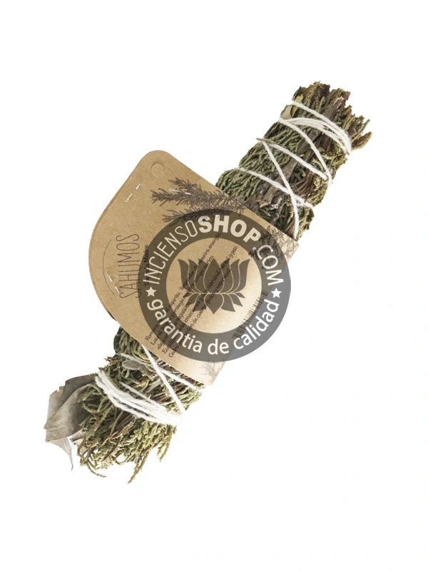 Atadillo de hierbas aromáticas por detrás mezcla natural de plantas sagradas ideal para limpieza energética protección espiritual y rituales de purificación del hogar y el aura