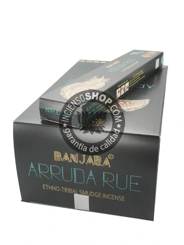 Incienso Étnico Ruda Banjara caja con producto, ideal para rituales de limpieza y protección; la Ruda es excelente para alejar la negatividad, atraer el dinero, la prosperidad y la buena suerte.