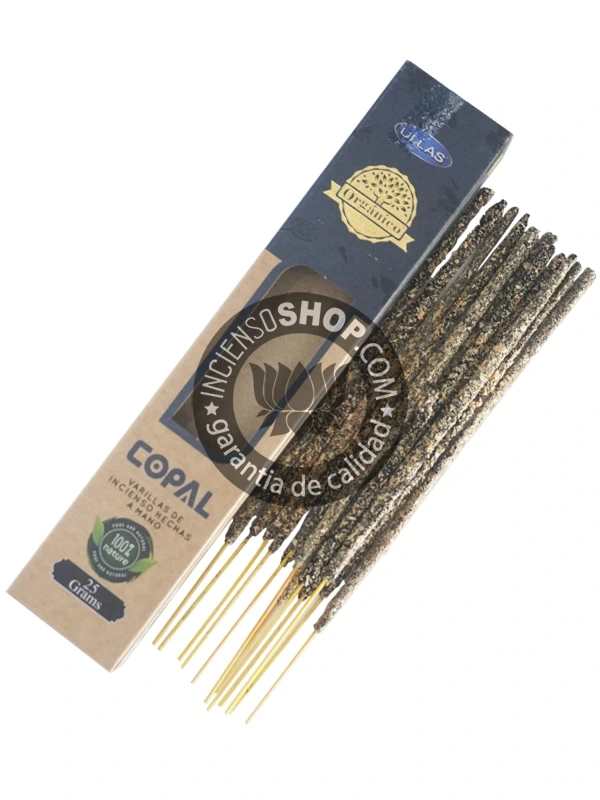 Incienso Orgánico Ullass Copal unidad con producto vista cenital aroma ceremonial, resinoso y ahumado que limpia y consagra los espacios, atrayendo energía positiva y fomentando la claridad mental. Se presenta con una varilla o el estuche abierto.