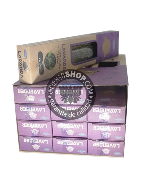 Incienso Orgánico Ullas Lavanda caja abierta mostrando el producto aroma floral y sedante de lavanda perfecto para crear un ambiente de calma profunda aliviar el estrés y promover el descanso y la tranquilidad en el hogar.