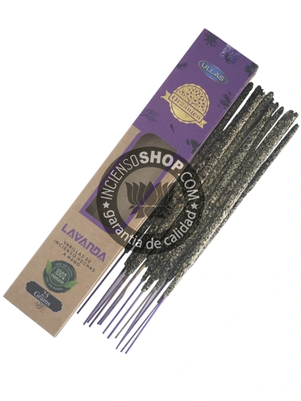 Incienso Orgánico Ullass Lavanda producto con producto vista cenital aroma limpio, floral y dulce de lavanda, ideal para purificación, sanación, y para calmar la mente y el espíritu. Se presenta con una varilla o el estuche abierto, mostrando las propiedades relajantes de la planta.