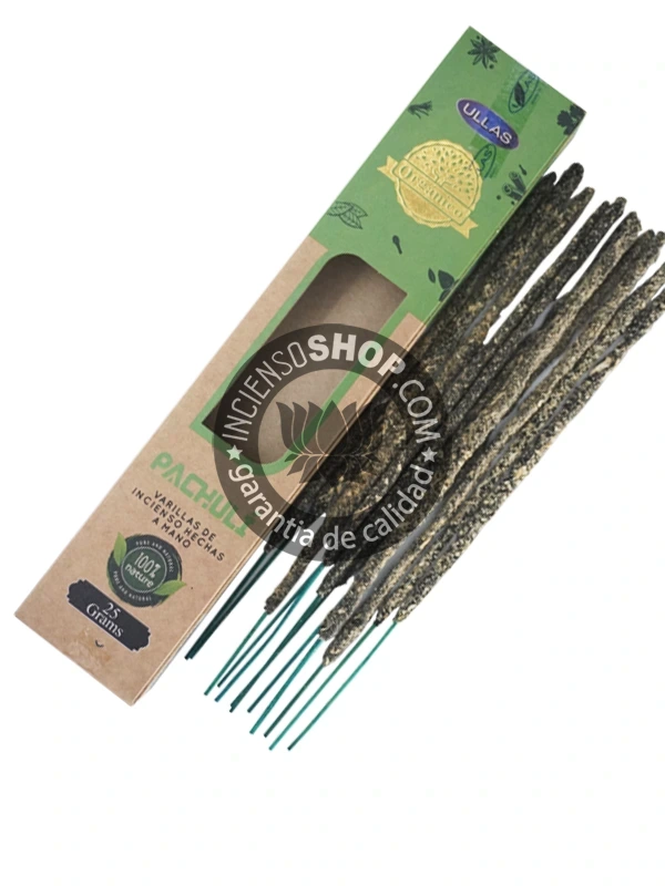Incienso Orgánico Ullass Pachulí producto con producto vista cenital aroma terroso, almizclado y dulce, conocido por atraer la prosperidad, la sensualidad y fomentar el enraizamiento y la estabilidad. Se presenta con una varilla o el estuche abierto.