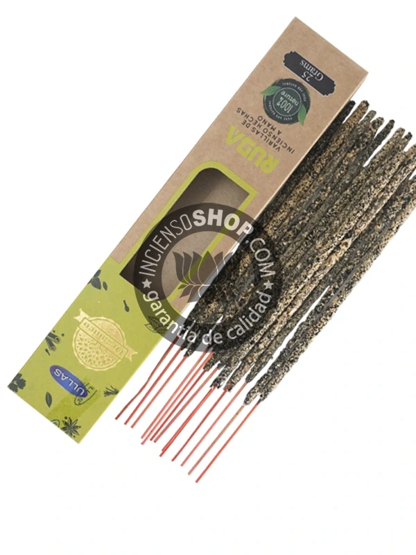 Incienso Orgánico Ullass Ruda producto con producto aroma fuerte, protector y purificador de ruda, ideal para romper maleficios, alejar la envidia y atraer la buena suerte después de una limpieza. Se ve la caja con el incienso dentro o fuera.