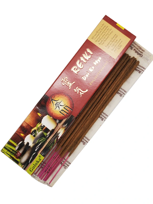 Paquete de incienso Goloka Reiki Dai Ko Myo ("Gran Símbolo de Luz" / Iluminación), con los palitos de incienso visibles, visto en una toma cenital (desde arriba). Muestra la caja de color amarillo y blanco junto a los palitos de incienso aromático, con el símbolo Dai Ko Myo visible en la parte frontal.