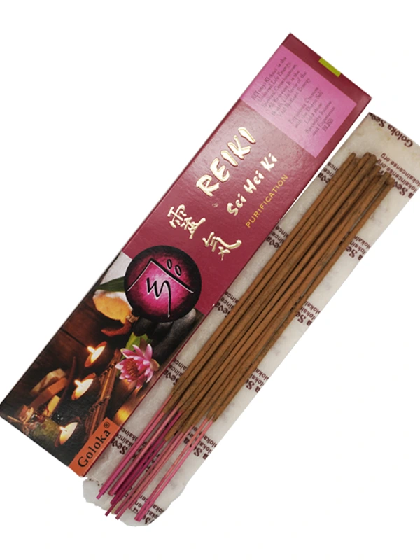 Paquete de incienso Goloka Reiki Sei He Ki ("Purificación/Unión"), con los palitos de incienso visibles, visto de frente en posición vertical. Muestra la caja de color verde y blanco junto a los palitos de incienso, con el símbolo Sei He Ki visible. Este incienso se usa para la sanación mental y emocional, la purificación, y la armonización de los hemisferios cerebrales.