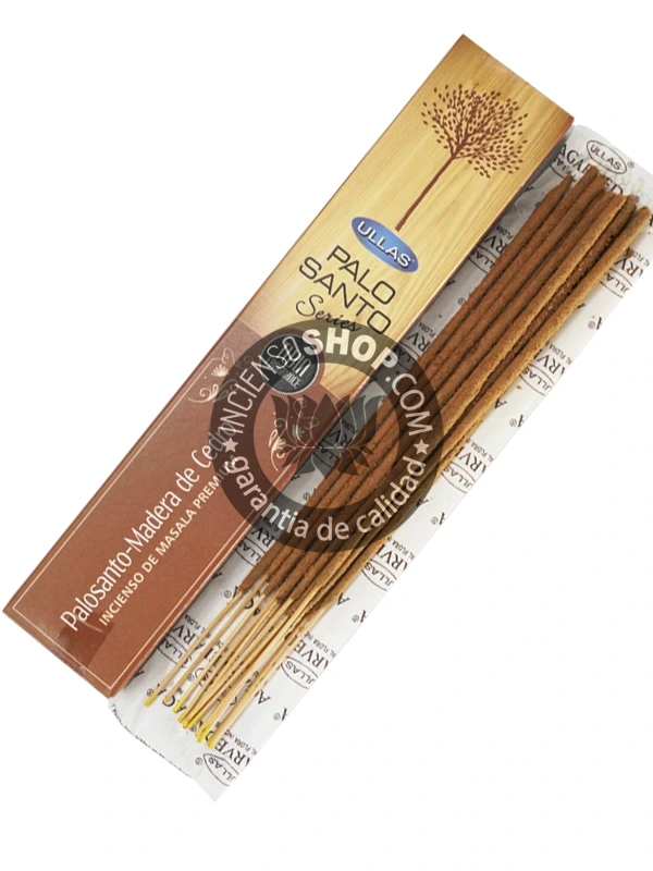 Incienso Ullas Palosanto con Cedro de Madera paquete individual visto desde arriba con los palitos de incienso visibles aroma amaderado intenso terroso y purificador ideal para la limpieza energética profunda el enraizamiento la estabilidad y para atraer la prosperidad de larga duración.