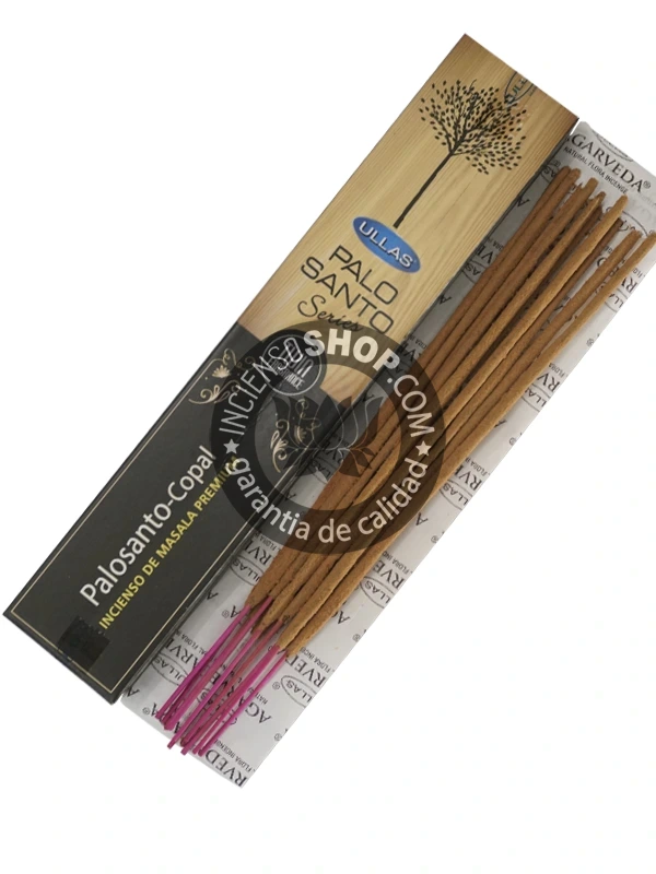 Incienso Ullass Palo Santo con Copal unidad con producto vista cenital; su doble poder sagrado es utilizado para limpiezas energéticas extremas y para atraer la paz y la iluminación.