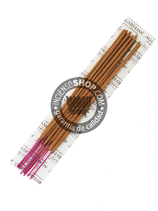 Incienso Ullass Palo Santo con Copal unidad varillas, muestra las varillas de incienso en el paquete; su aroma sagrado es ideal para purificar, proteger y elevar la conciencia durante rituales y meditación.