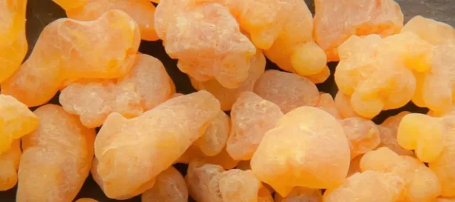 Imagen de portada que representa el incienso de Frankincense (Olíbano), con fragmentos de resina aromática y posiblemente humo, ilustrando un ambiente de meditación y pureza.