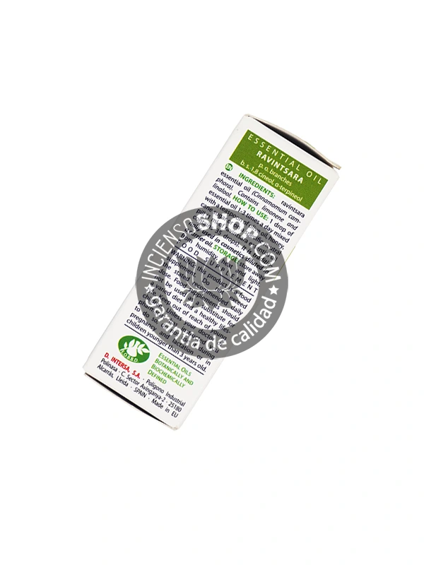 Ravintsara Esential Aroms caja vista por detrás con detalles sobre sus propiedades y modo de empleo aceite esencial antiviral y expectorante con aroma fresco y penetrante ideal para combatir el resfriado y la fatiga física y mental