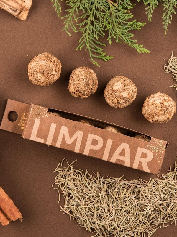 Bombitas de defumación artesanales con mezcla herbal Sagrada Madre — ideales para limpieza energética, renovación de espacios y rituales de protección. Hechas a mano, 100% naturales. Garantía de calidad en Incenseshop.online.