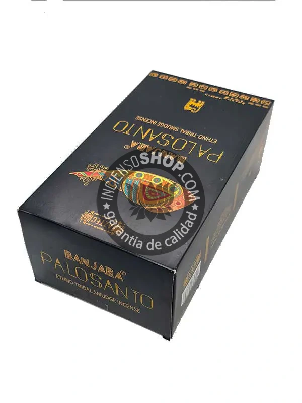 Banjara-etnico-palosanto-caja-incienso-inciensoshop-tantra-press-detalle-copiaCaja de incienso étnico Banjara con aroma de palo santo detalle del diseño artesanal tantra press ideal para limpieza energética purificación de ambientes y rituales espirituales tradicionales